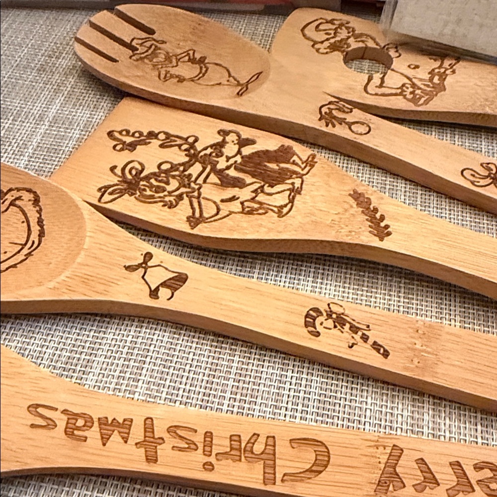 Grinch-themed bamboo spoons and kitchen apron  (7 pcs) - Picture 6 of 7